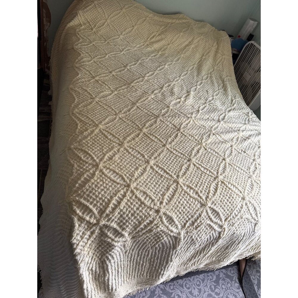 VTG Yellow Cream Chenille Full/ Queen Bedspread 97x98 Fringe Textured Diamond Pa